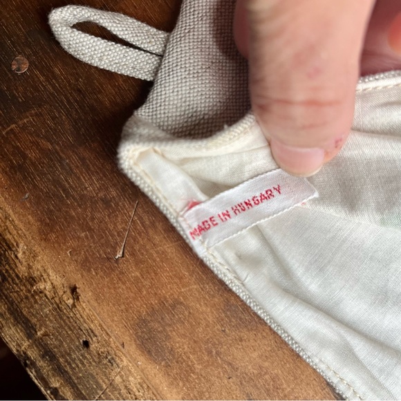 Handcrafted vintage Hungarian Silk Hand Embroidered Oven Mitt Wall Hanging - Picture 3 of 5